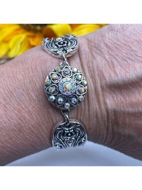 Vintage Holiday Style Snap Jewelry Bracelet with Stunning Iridescent Snap! NWT